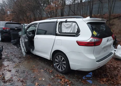 2020 Toyota Sienna Le z USA, uszkodzony, nr VIN 5TDJZ3DC6LS237433